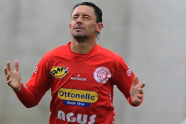 Rodrigo Sebastián Vázquez festeja el segundo gol de Rentistas. 