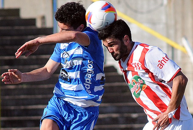 Gabriel De León (Villa Teresa) lucha por el balón ante José Varela (Juventud). 