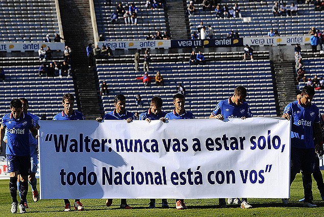 Los jugadores de Nacional en apoyo a su amigo Walter Ferreira.