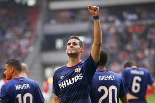 Gastón Pereiro en el festejo con el PSV, hizo los dos goles en el triunfo clásico. FOTO EFE.