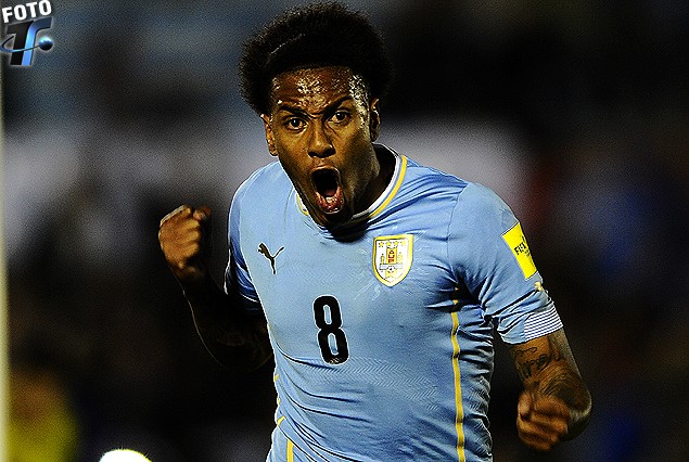 Abel Hernández se llena la boca de gol en la carrera del festejo del tercero celeste. Golazo de "La Joya".