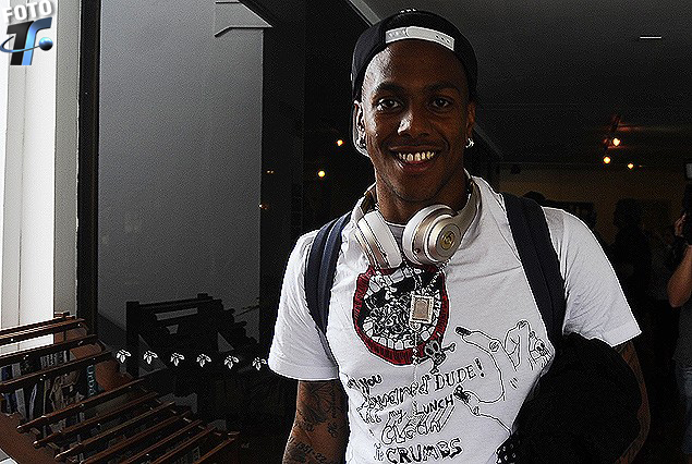 Abel Hernández ingresando al Hotel Los Tajibos. Será titular en La Paz.