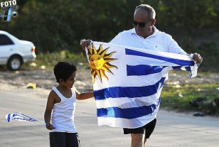 El abuelo uruguayo formaba parte del grupo de compatriotas que se hizo presente. Lo acompañaba su nieto.