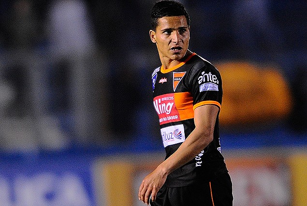 Fernando Arismendi, de destacada labor en el mediocampo buzón.