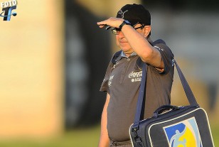 Siempre la atenta mirada del Dr. Barboza durante el entrenamiento de los jugadores,
