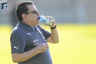 Un trago para refrescarse en la caliente tarde Santa Cruz de la Sierra.