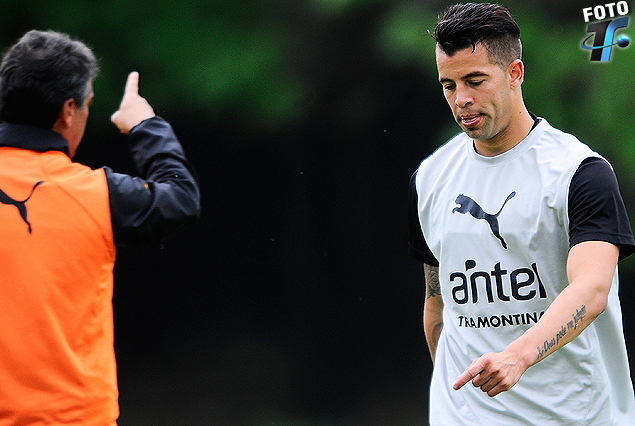 Pablo Bengoechea ordena, Gianni Rodrígues pasa por su costado en el lateral izquierdo.