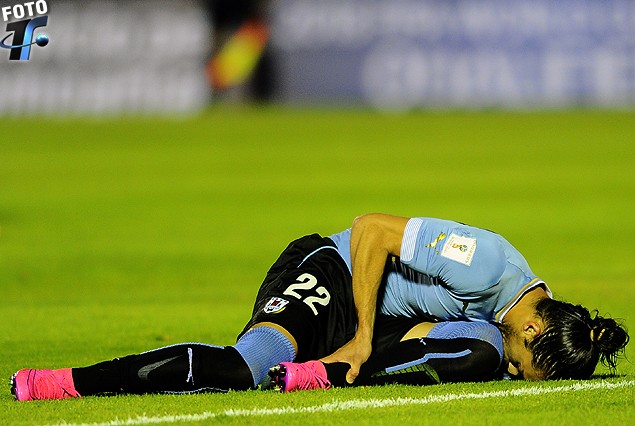 Martín Cáceres tendido en el suelo se toma el tobillo izquierdo.