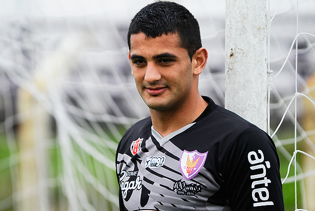 Darío Denis en el arco albivioleta.