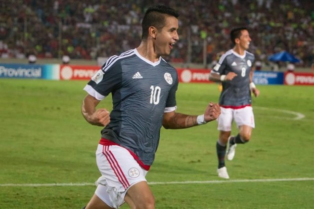 Derlis González festeja el gol del triunfo para Paraguay. EFE