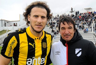 Diego Forlán y el profesor Valenzuela en Jardines.