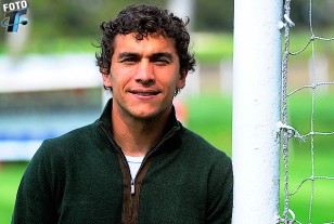 El delantero siempre cerca del arco con el grito de gol latente. 