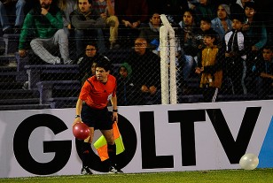El línea Claudio Ríos, globo en mano delante de la publicidad de GOLTV.