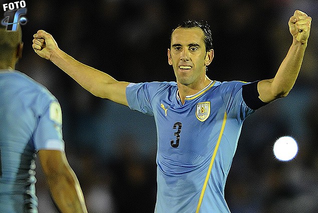 Diego Godín aprieta los puños en el festejo del primer gol uruguayo.