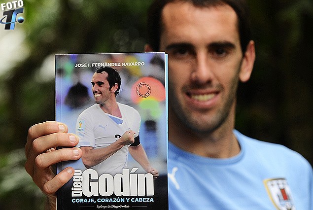 Diego Godín exhibe su libro con la biografía autorizada del capitán de Uruguay que hoy debuta como tal en las Eliminatorias para Rusia 2018.