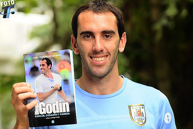 Diego Godín exhibe su libro con la biografía autorizada de su vida hasta el presente.