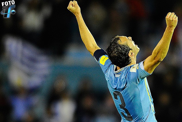 El capitán Diego Godín, con los puños apretados y la mirada clavada en el cielo, es la viva imagen del triunfal e histórico arranque en las eliminatorias.