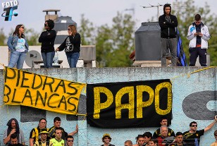 Los hinchas en las azoteas de las casas vecinas.