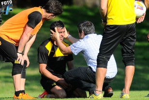 Diego Ifrán es examinado por el Dr. Deccia, tras el choque de cabezas en la práctica.