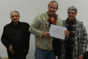 Fernando Kanapkis recibe el Diploma por el Plan Rumbo de U.T.U acompañado de Jose Luis Ayala y Ariel Longo.