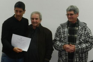 Cristian Kili Gonzales con su Diploma junto al Profe Ayala y Ariel Longo.
