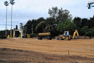 La máquina en el plena actividad en la fase inicial  para la instalación de la cancha.  