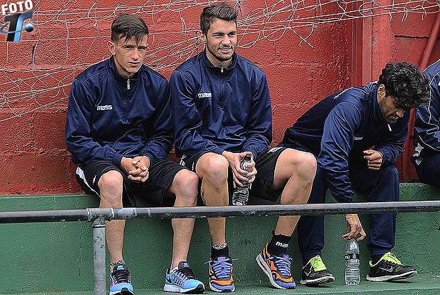 Brian Lozano, Felipe Rodríguez y Sebastián Ariosa el viernes en la cancha de fútbol 5 del Franzini, de Lanús a Nacional.