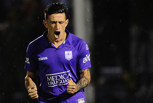 Brian Lozano grita su gol en la serie de penales