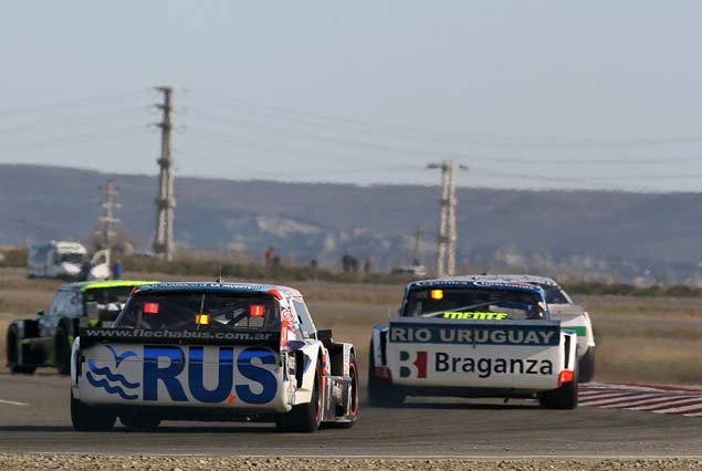 Mauricio Lambiris pudo avanzar algunos lugares y terminar en la 21ra posición en lo que fue la 13ra final del año del Turismo Carretera.