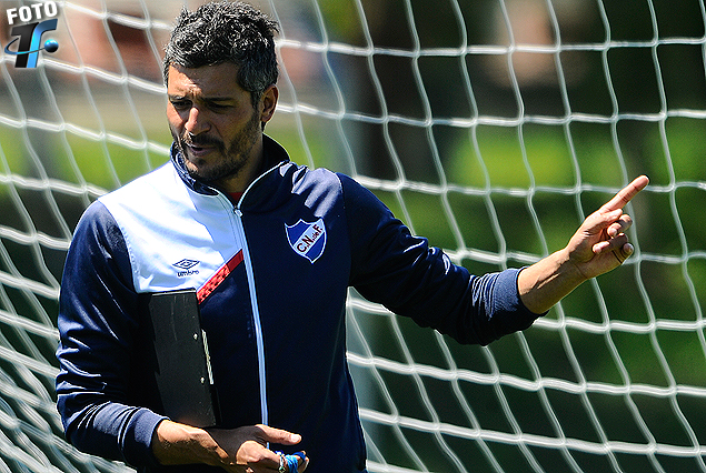 Gustavo Munúa, el técnico de Nacional, el técnico, el ex arquero, en el arco en Los Céspedes.