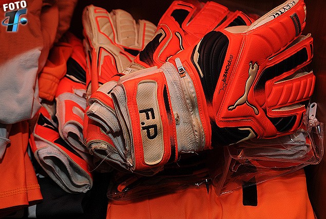 Los guantes personalizados de Fernando Muslera.