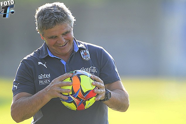 Celso Otero, que va a estar en la cancha ante la suspensión de Tabárez, con la pelota golty en el entrenamiento del lunes en Santa Cruz.