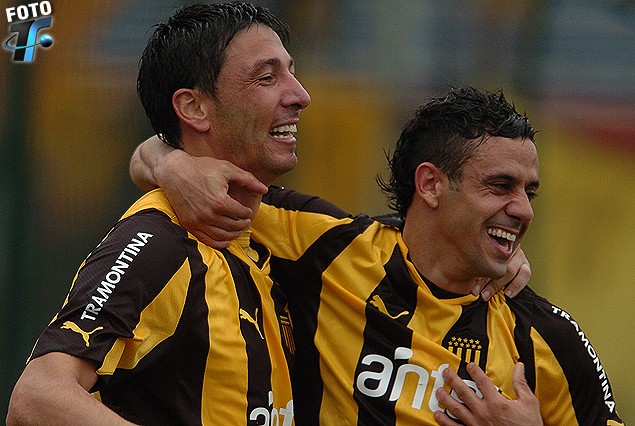 Juan Manuel Olivera, festejando uno de los tres goles que le marcó a Cerro Largo en el arquitecto Ubilla de Melo. Con él, Fabián Estoyanoff. Fue el 13 de octubre, del 2012, por el Torneo Apertura, que ganaron 4:2.