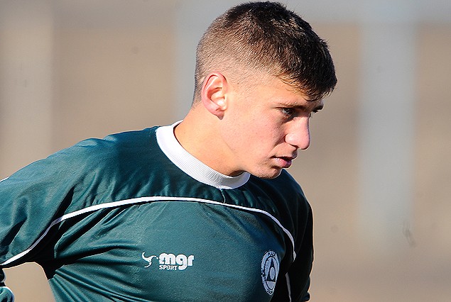 Guillermo Padula, llegó golpeado de la Sub 18 y está mu en duda para enfrentar a El Tanque Sisley el domingo.