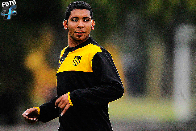 Cristian Palacios, bajo agua en la práctica de fútbol. Anotó tres goles.