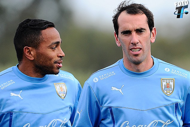Alvaro "Palito" Pereira y el capitán Diego Godín.