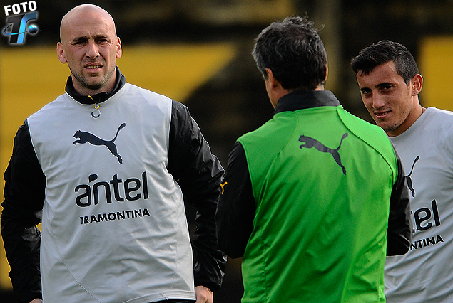 Guillermo Rodríguez y Carlos Luque escuchan atentamente a Pablo Bengoechea.