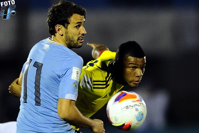 "Nos vamos casa con la conciencia tranquila", dijo Cristhian Stuani que en la incidencia disputa el balón con el colombiano Zapata.