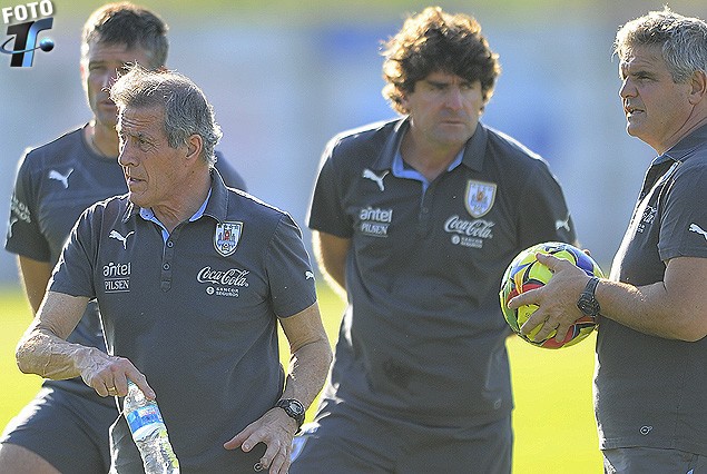 Tabárez junto a su cuerpo técnico