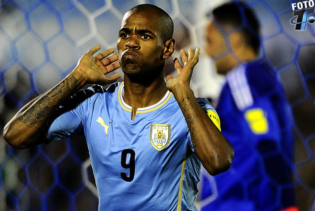 Diego Rolan en el festejo del segundo gol uruguayo.
