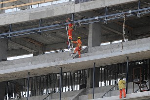 Los obreros trabajando en los techos de los palcos.