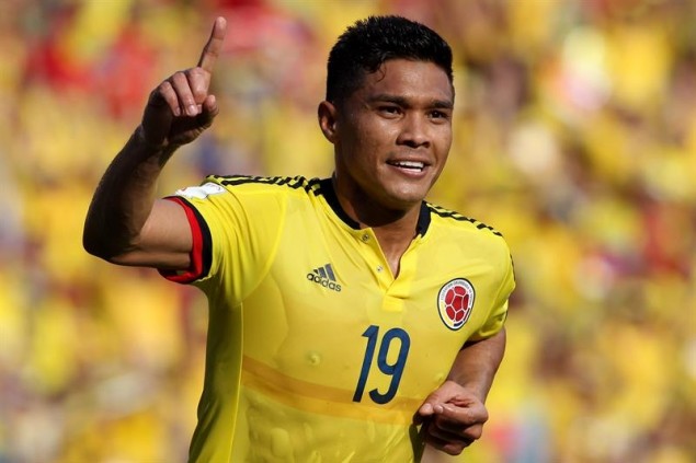 Teofilo Gutiérrez festeja el gol de Colombia. 