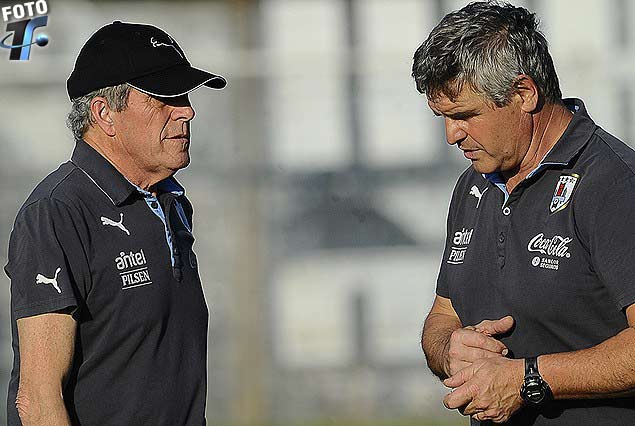 El cuerpo técnico de la Selección planificando el plan de los celestes para enfrentar a Bolivia en la altura de La Paz.