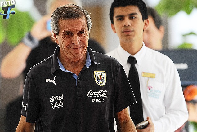 Tabárez rumbo a la conferencia de prensa.