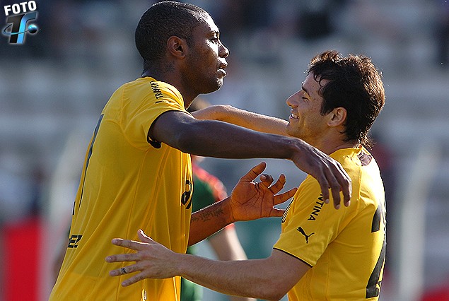 Zalayeta en el festejo con Rodrigo Mora, el 28 de mayo del 2012, por el Clausura en Jardines, cuando le ganaron a Rampla 7 a 1.  Entre los dos marcaron aquella tarde seis goles.