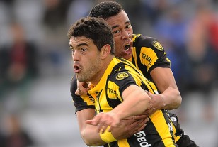 Luis Aguiar en la carrera del grito de gol abrazado por Sebastián Píriz, el aurinegro respira en Jardines. 