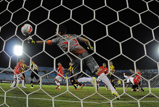El gol de Matías Aguirregaray en el arco de la Amsterdam; el lateral saltó y conectó el centro de Forlán en la red.