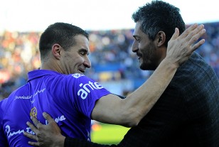 Andrés Scotti y Gustavo Munúa, en abrazo de amigos.