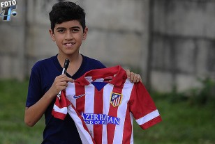 El botija madrileño con la camiseta del Aleti y la lapicera en la mano para que se la firmaran Godín y "Josema". Imposible.