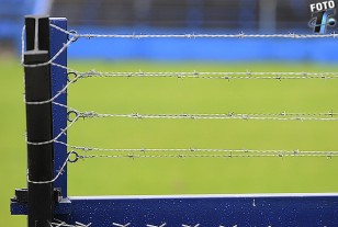 El tejido perimetral  y las hileras del alambre de púa en la parte superior.